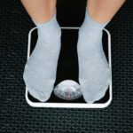 Füße auf einer Waage