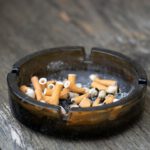 Aschenbecher mit Zigaretten