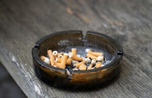 Aschenbecher mit Zigaretten