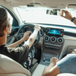 Mann und Frau im Auto