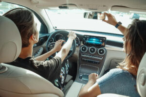 Mann und Frau im Auto