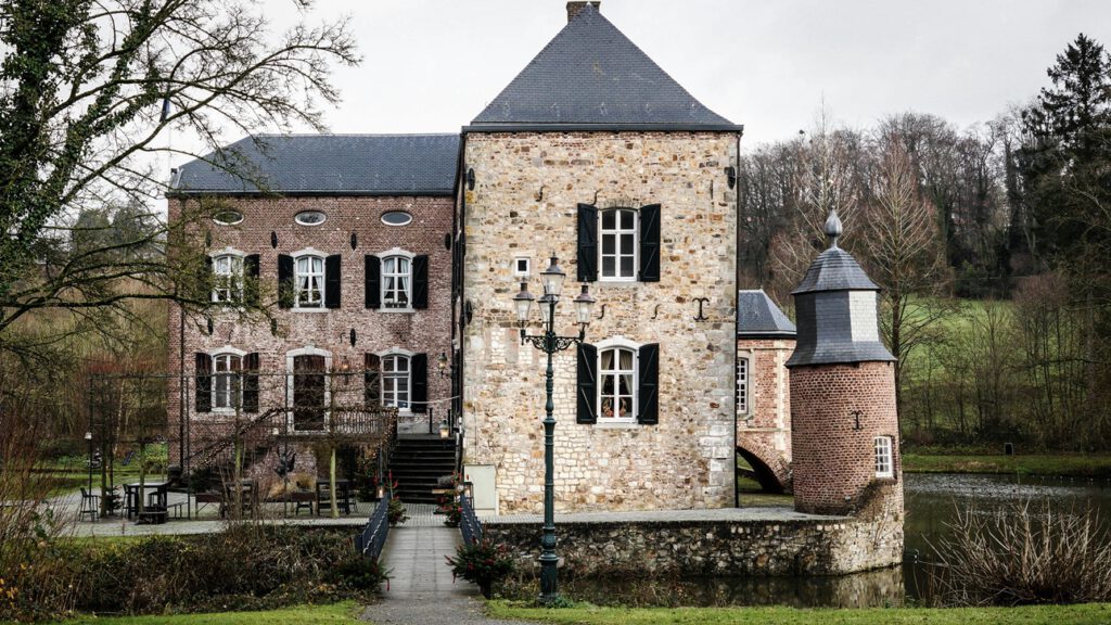 Große Vermögen in Deutschland bleiben über Generationen fest in der Hand von Familien, abgesichert durch langfristige Besitz- und Unternehmensbindungen.