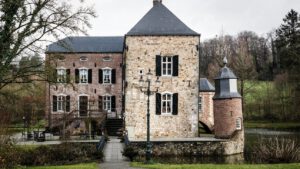 Große Vermögen in Deutschland bleiben über Generationen fest in der Hand von Familien, abgesichert durch langfristige Besitz- und Unternehmensbindungen.