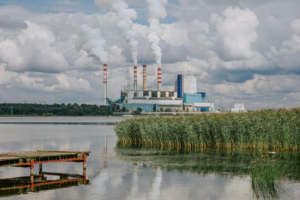 Industrie-Schlote in der Ferne