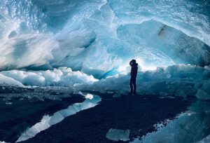 Im Inneren des Morteratschgletschers hat sich eine große Eishöhle gebildet