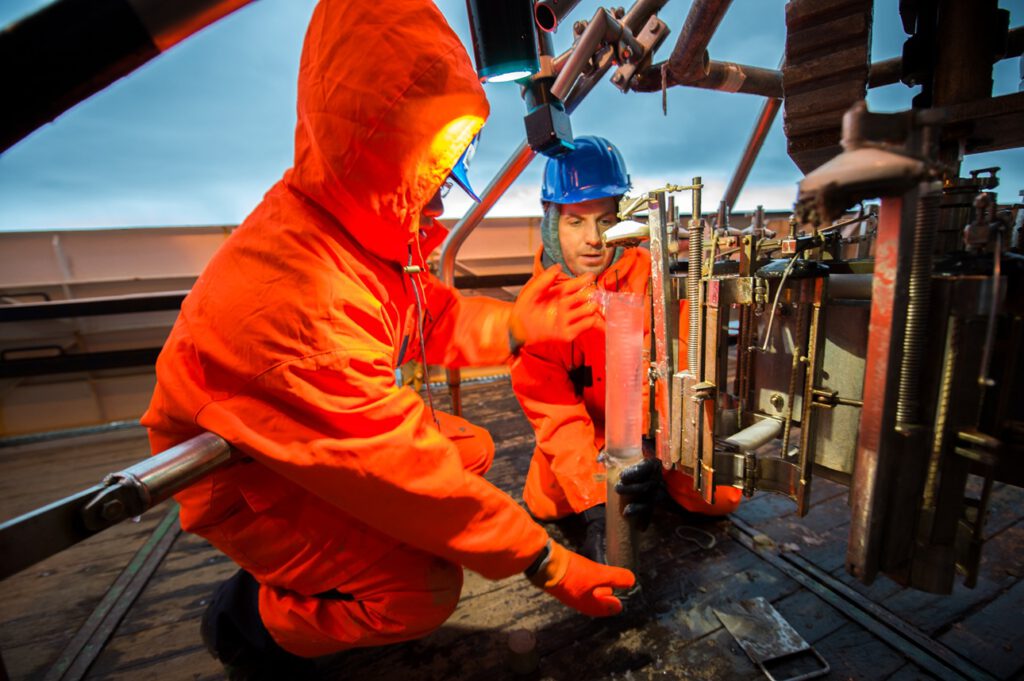 An Bord ist eine Probe vom Meeresboden: In den Sedimentschichten steckt ein Klima-Archiv, das zeigt, wie sich Wassermassen über Jahrtausende verschoben haben. © Huang Huang, GEOMAR