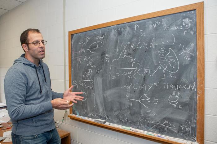 Der theoretische Physiker Jure Zupan von der University of Cincinnati erforscht unter anderem mögliche Erklärungen für Dunkle Materie. © Joseph Fuqua II