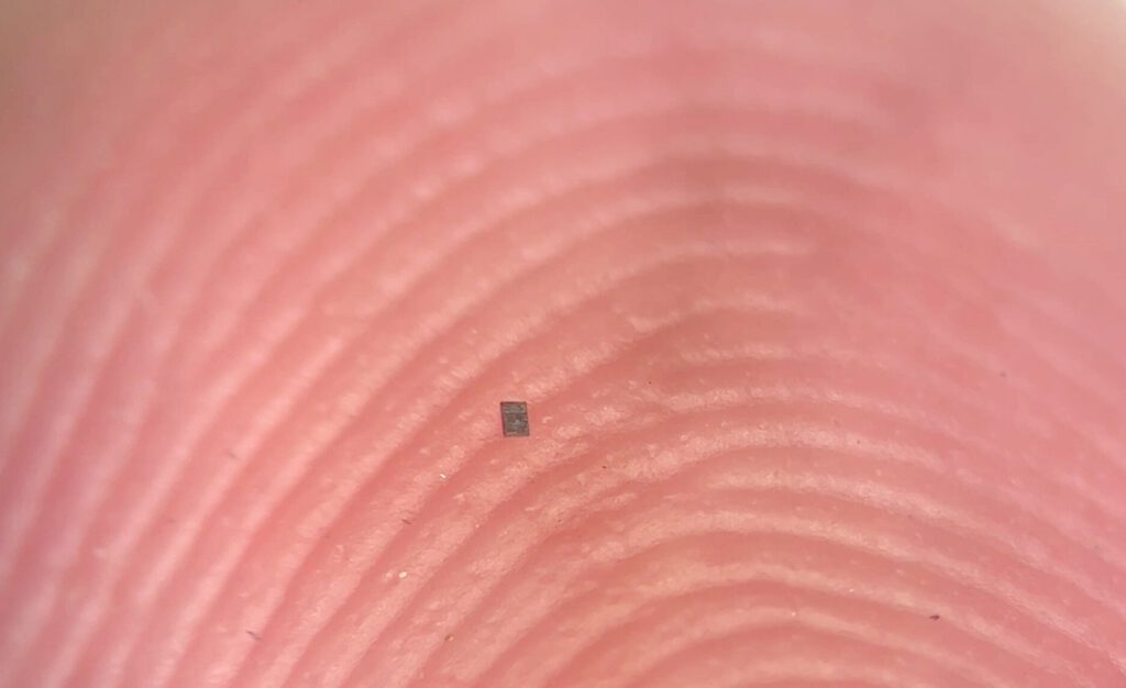 Mikroroboter auf einem Finger