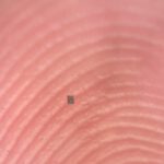 Mikroroboter auf einem Finger