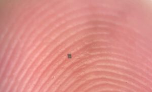 Mikroroboter auf einem Finger