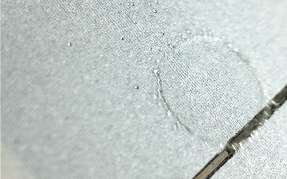 Die wasserabweisende Oberfläche des Kohlefaserverbunds: Ein Regentropfen perlt sofort ab – ähnlich wie auf einem Lotusblatt – und hinterlässt nur eine feine Spur. © Unist