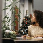 Frau im Büro an Weihnachten