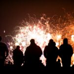 Menschen betrachten Feuerwerk