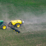 Traktor versprüht Pestizide auf einem Feld