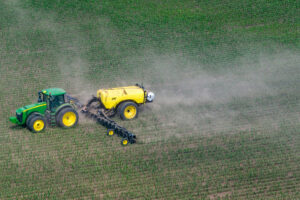 Traktor versprüht Pestizide auf einem Feld