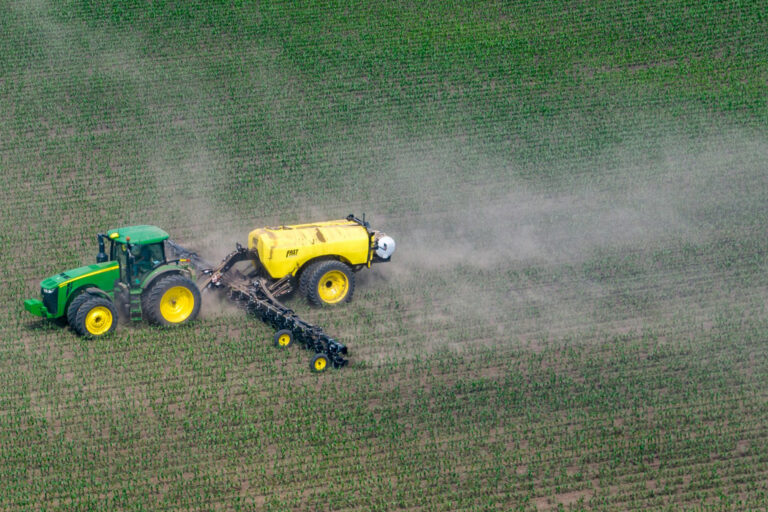 Traktor versprüht Pestizide auf einem Feld
