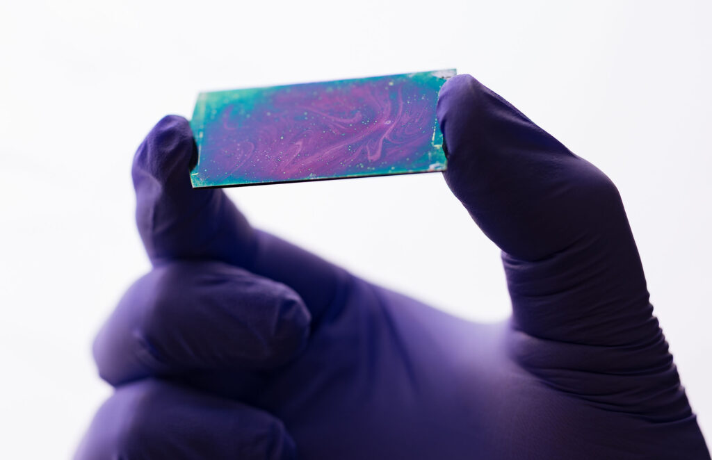 Hand mit Film auf Träger