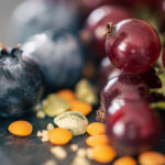 Schon kleine Mengen polyphenolreicher Lebensmittel wie Nüsse, Beeren und Kaffee schützen laut Forschern das Herz messbar.