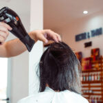 Frau beim Frisör