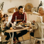 Familie zusammen am Weihnachtstisch