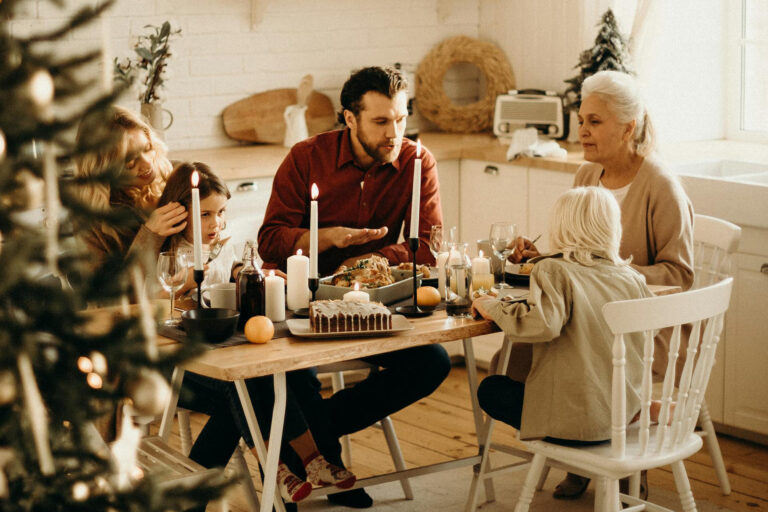 Familie zusammen am Weihnachtstisch