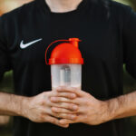 Mann hält Shaker in der Hand