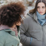 Zwei Frauen unterhalten sich draußen im Winter