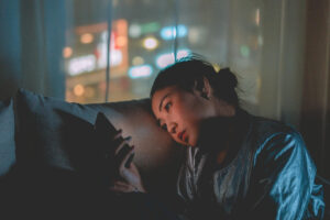 Frau am Handy auf der Couch