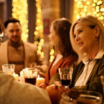 Familie am Weihnachtstisch