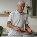 Älterer Mann in der Küche