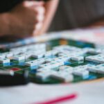 Scrabble-Spiel auf einem Tisch