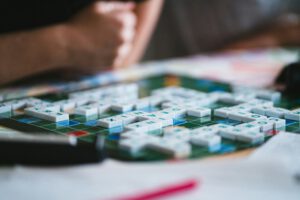 Scrabble-Spiel auf einem Tisch
