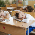 Wenn Schüler sich im Unterricht langweilen, liegt das meist an fehlender Herausforderung. Die Universität Potsdam zeigt, wie stark das den Lernerfolg bremst.