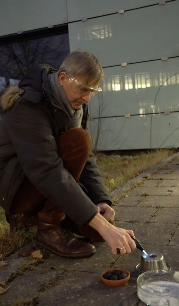 Salpeter als Schlüsselstoff: Prof. Dr. Jens Soentgen erforscht, wie derselbe Stoff Feuerwerk antreibt und über Jahrhunderte Landwirtschaft, Technik und Kriege beeinflusste. © Universität Augsburg