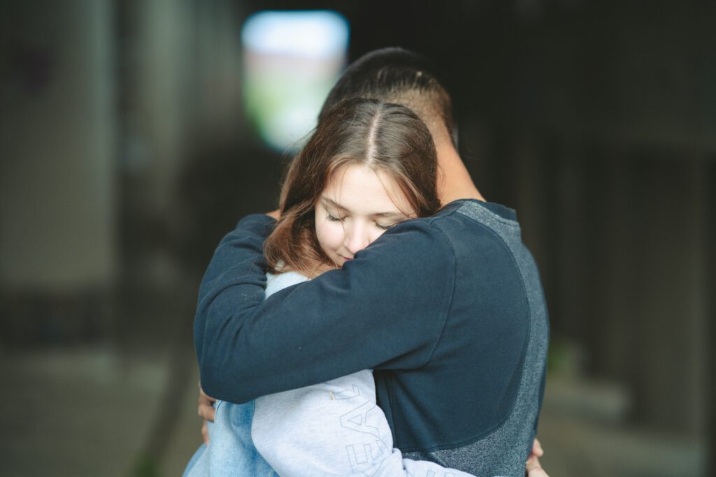 Zwei Menschen umarmen sich