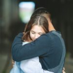 Zwei Menschen umarmen sich