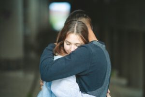 Zwei Menschen umarmen sich