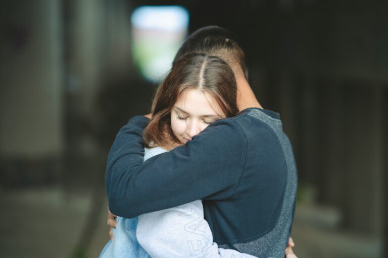 Zwei Menschen umarmen sich