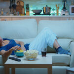 Frau vor dem Fernseher