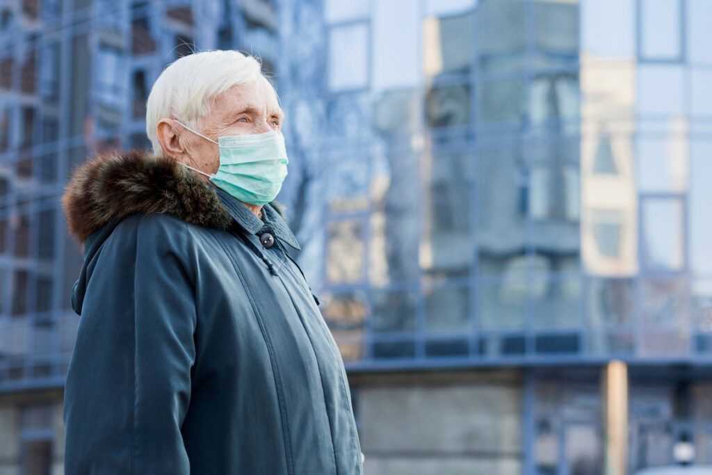 Älterer Mann mit Maske