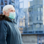 Älterer Mann mit Maske