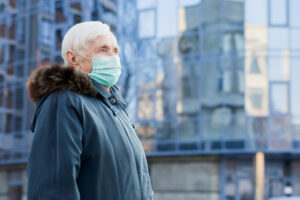 Älterer Mann mit Maske