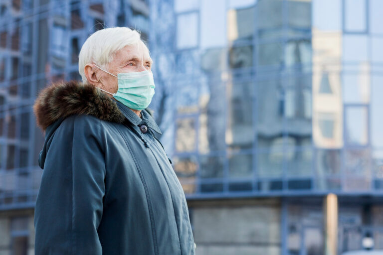 Älterer Mann mit Maske