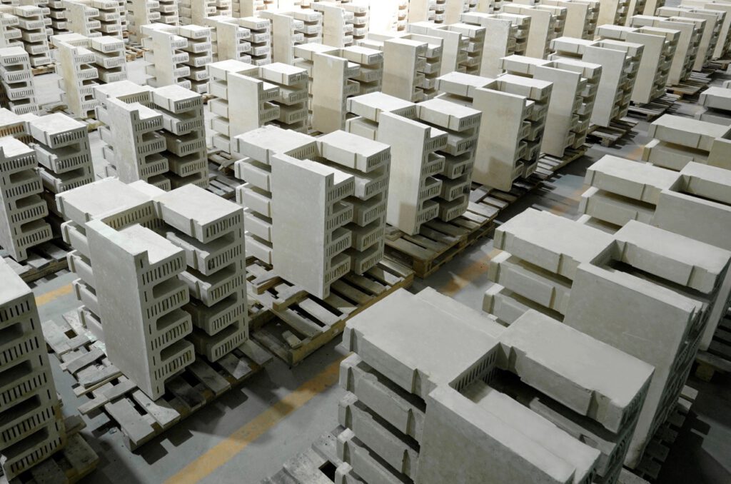 Ziegelsteine als Energiespeicher: In der Wärme-Batterie wird überschüssiger Strom in Hitze umgewandelt und in feuerfesten Steinen gespeichert – einem bewährten Industriematerial, das seit Jahrhunderten extreme Temperaturen aushält. © Rondo Energy