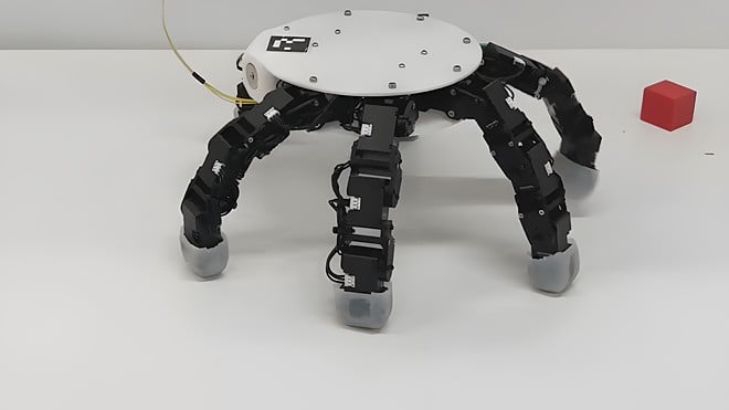 Forschende entwickeln eine autonome Roboterhand, die sich vom Arm löst, eigenständig bewegt und Werkzeuge aus engen Zwischenräumen holt.