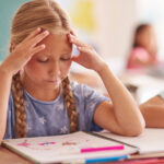 Mädchen in der Schule muss sich konzentrieren