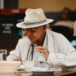 Alter Mann isst im Restaurant