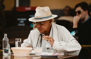 Alter Mann isst im Restaurant