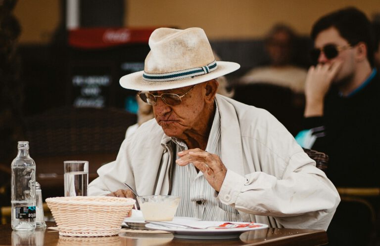 Alter Mann isst im Restaurant