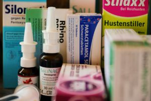 Bei Halsschmerzen helfen oft einfache Hausmittel – viele Apothekenpräparate schneiden im Test nicht besser ab.